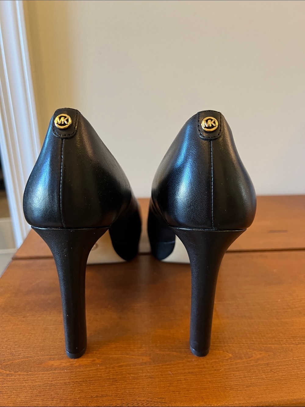 Michael Kors Black Leather pumps with platform 8 M excellent condition. No marks - Picture 3 of 5